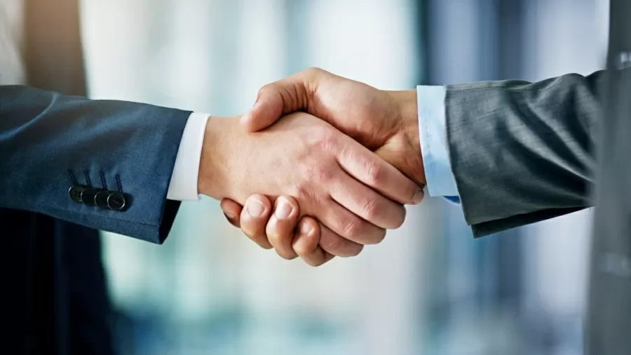 Aperto de maos em atendimento comercial